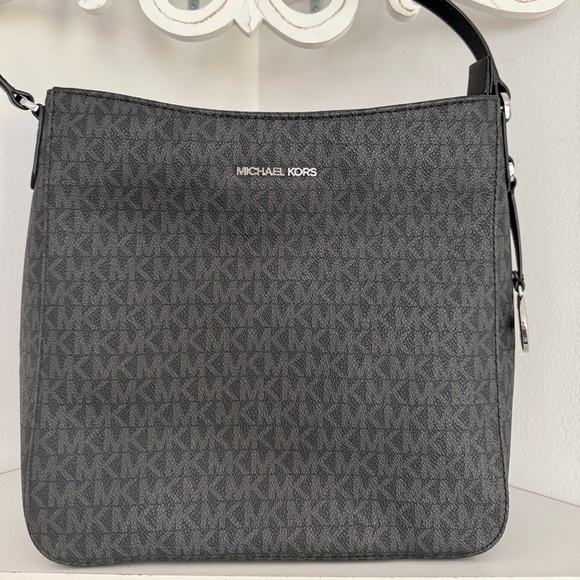 Michael Kors messenger bag - Picture 1 of 5